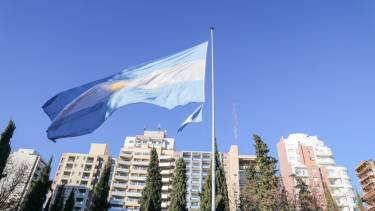 La bandera argentina desplegada en la Plaza Roca. Foto: Prensa de Gobierno