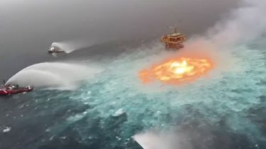 Llamas en medio del mar: estalló un  gasoducto en el Golfo de México