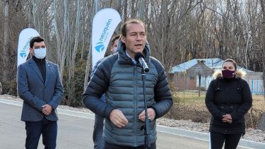 Gutiérrez participó de un acto de inauguración de asfalto en la calle Tronador. (Gentileza).-