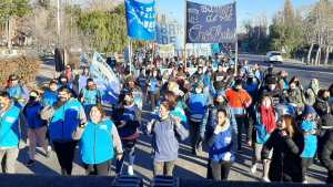 Marchan desde toda la provincia para pedirle a Gutiérrez un plan para las familias pobres