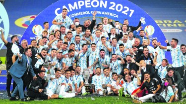 El cuadro final con los protagonistas de un hecho histórico. Argentina es el campeón de América. (AP Photo/Andre Penner)