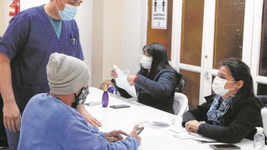 Hoy lunes y mañana martes se vacuna a personas de 18 a 29 años solo con turnos programados. Foto: Juan Thomes
