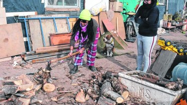 La leña es utilizada por las familias también para cocinar. Algo que con los artefactos eléctricos no pueden resolver.  (Yamil Regules) 