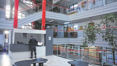 La Justicia condenó a un comercio por la voladura de una chapa. Foto Archivo: Marcelo Ochoa.