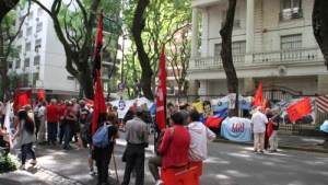 La CTA rechaza presiones contra Cuba y se suma a un abrazo a la embajada en la Argentina