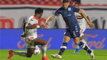 Juan Cáceres, el buen lateral de la Academia, será titular ante los paulistas.
