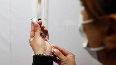 Hoy empiezan a vacunar a adolescentes de 17 años sin factores de riesgo. Foto: Juan Thomes
