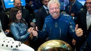 Multimillonario aterrizó en su nave de Virgin Galactic tras viaje al espacio
