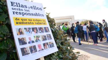 Los carteles que repartió ATE contra los diputados que no votaron la deuda. Foto: Yamil Regules.