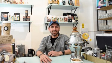 Salvador Campos  dejó su trabajo como comunicador para cumplir el deseo de un café bar. (Foto: Florencia Salto).