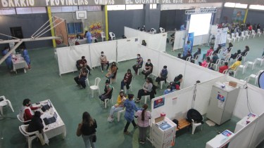 El gimnasio del barrio Provincias Unidas ya no será un vacunatorio en Neuquén. Foto: archivo Oscar Livera.