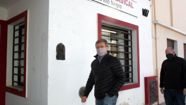El titular y precandidato del PRO, Aníbal Tortoriello llegando ayer al Comité Provincial de la UCR en Viedma. Foto: Pablo Leguizamon. 