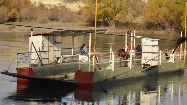 El río Negro incrementará su caudal y evalúan el funcionamiento de la balsa de la Isla 58. (Foto Néstor Salas)