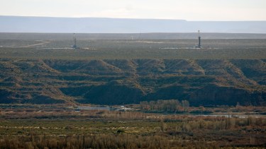 Las torres de perforación  que se ven a pocos kilómetros del paraje. (Foto Florencia Salto) 