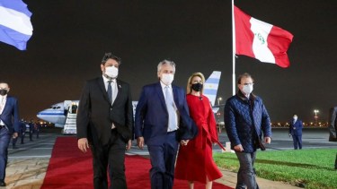 Alberto Fernández en Perú asiste a la asunción del presidente electo Pedro Castillo.