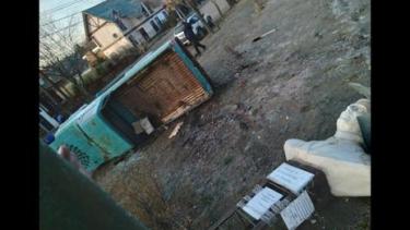 Volcaron la camioneta que trasladaba el monumento itinerante de Néstor Kirchner en Junín de los Andes (gentileza Info Los Andes)