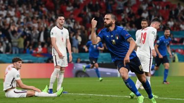 Bonucci comienza a festejar el 1-1 con los pocos hinchas italianos que pudieron entrar a Wembley. 