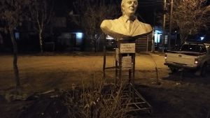 Sigue la polémica por el busto de Néstor Kirchner vandalizado en Junín de los Andes
