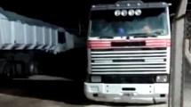 Imagen de Más de 15 camiones bloquean el acceso de una empresa en Allen