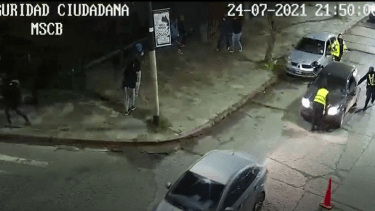 El conductor no quiso detenerse y atropelló a una mujer policía en pleno centro de Bariloche. Imagen captura de video