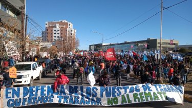 Marcharon contra el remate de Cerámica Neuquén, que está funcionando. (Gentileza)