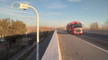 Comenzó la instalación de farolas en la Ruta 22, pero ya las vandalizaron. (Foto Pablo Accinelli)