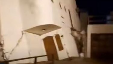 El momento exacto en que se partieron los cimientos de la casa quedó registrado por los guardavidas de la zona.-