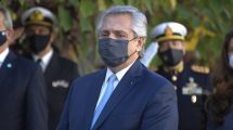Imagen de Fernández anticipó que en 2022 tendrán «que dar refuerzos de vacunas y mantener controles”