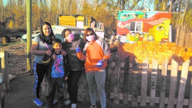 En pandemia, el comedor nunca se planteó frenar con su trabajo. Continuó el reparto de platos y también las tareas socioculturales.