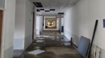 Imagen de Por una pérdida de agua se cayó parte del techo de una escuela de San Martín