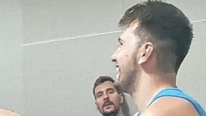 Doncic, la estrella de la NBA, participó en una fiesta sin protocolos en la Villa Olímpica