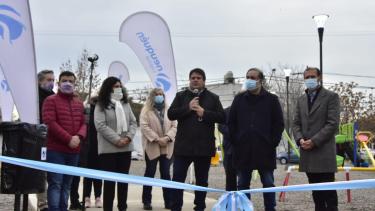 Mariano Gaido, Omar Gutiérrez y Gastón Sobisch inauguraron ayer una plaza al lado del club Independiente (Neuquencapital)