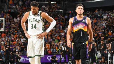 Antetokounmpo y Booker tendrán otro duelo junto a sus equipos en un partido que puede ser decisivo. 