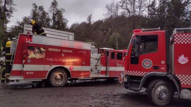 Asistió al lugar del incendio una ambulancia del Hospital Oscar Arraiz. Foto: Gentileza Diario Andino