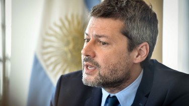 "Esto nos permite por primera vez tener la posibilidad de ver la luz al final del túnel, pero no quiere decir que no tengamos que seguir cuidándonos", sostuvo Lammens. 
