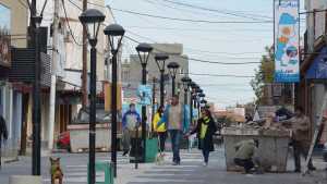 La peatonal de Las Grutas, un paseo en estado de abandono