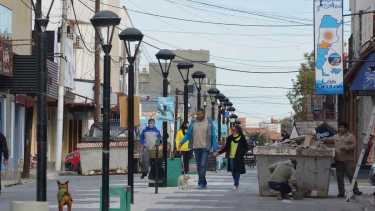 La peatonal de Las Grutas no deja la mejor postal de estas vacaciones de invierno en la costa. Foto: Martín Brunella