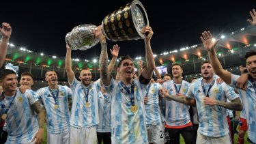 La imagen que quería el pueblo. Messi levantando la Copa América y festejando con sus compañeros. 