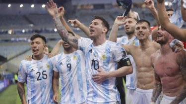Lionel Messi y un festejo desaforado con sus compañeros en Río de Janeiro. Fue goleador de la Copa América y máximo asistidor. 
