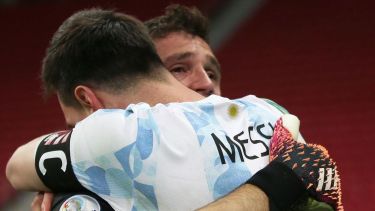 Un abrazo que vale más que mil palabras entre Emiliano Martínez y Lionel Messi. 
