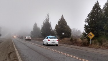 La niebla que cubre Bariloche reduce la visibilidad en rutas y avenidas. 