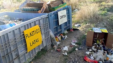 Piden a los vecinos de Regina que utilicen correctamente los Puntos Limpios. (Foto Néstor Salas)