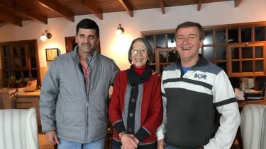 Javier Acevedo y Aníbal Tortoriello, con la flamante precandidata Adriana Fenouil. Foto: Gentileza