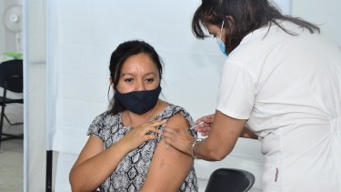 La gobernadora destacó el trabajo de los vacunadores.
