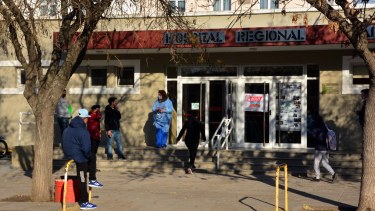 El hospital Zatti de Viedma atiende a cientos de personas por día de diferentes localidades de la región. Foto Archivo : Marcelo Ochoa