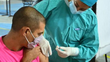 La vacunación sigue en marcha en la Provincia con la cuarta dosis. Foto Archivo: Marcelo Ochoa.