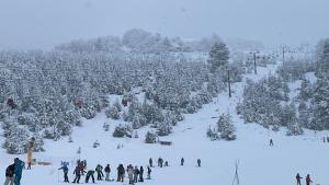 Invierno inédito con gran cantidad de nieve que mejora pistas y provoca riesgos en Bariloche