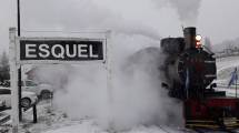 Imagen de La Trochita avanza entre la nieve y la saludan hasta las liebres