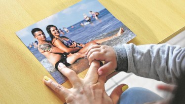 Las manos de Sofía y Samuel y recuerdos más felices. Foto: Florencia Salto.