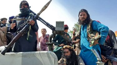 Talibanes apostados sobre un vehículo en la provincia de Laghman. Foto: AFP.-
